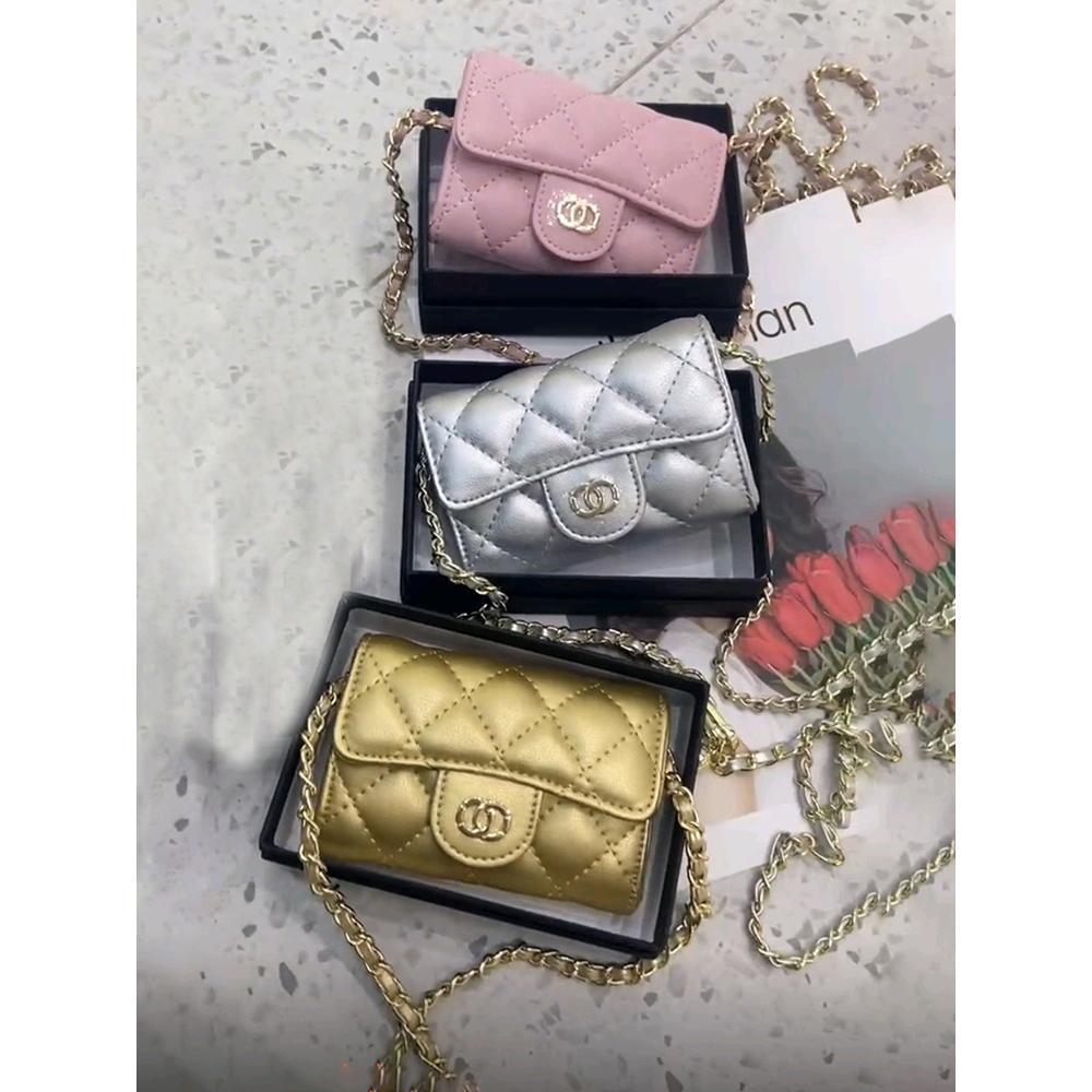 미니 실버 크로스바디는 허리 가방으로 사용할 수 있으며 휴대폰은 담을 수 없으며 수집 및 선물 제공