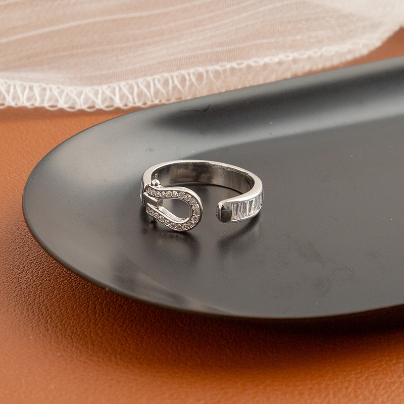 Tabi, ring with stone with zircon