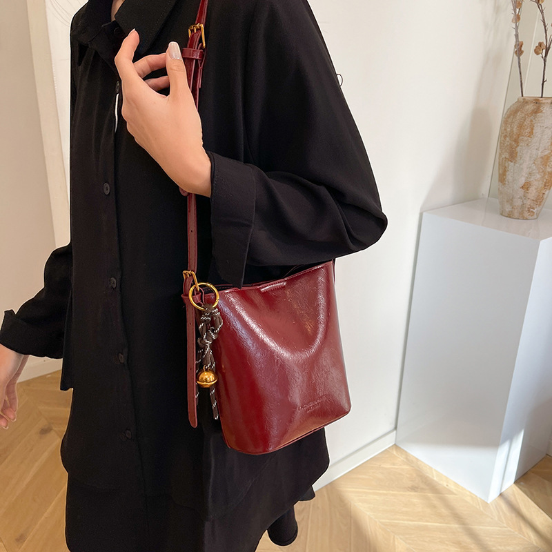 Bolso de balde de moda coreana para mujeres 2024 nuevo invierno ins retro versátil bolso de transporte de nicho bolso de viaje