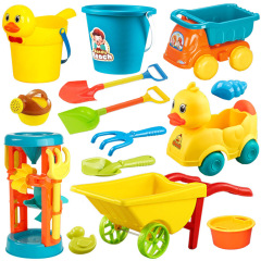 子供のビーチの桶は砂を掘って砂を掘る道具を遊びます。