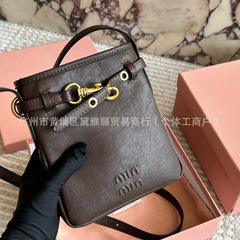 跨境小众复古真皮福袋小水桶包2025新款软皮锁扣通勤斜挎包托特包