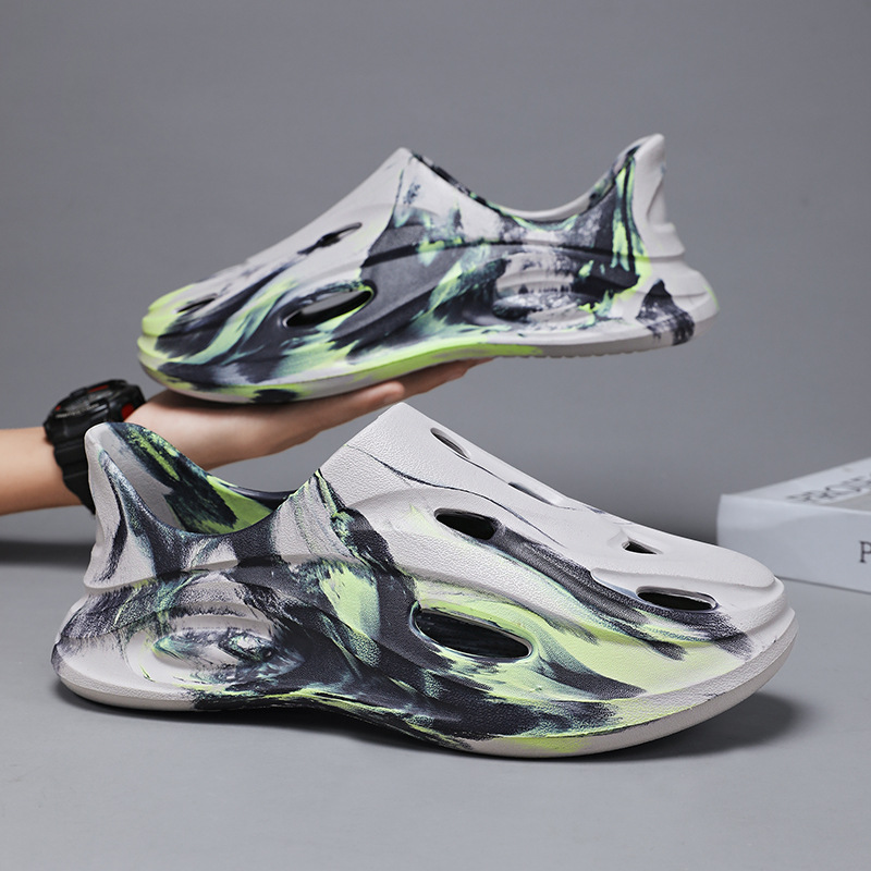 Zapatos con agujeros de coco transfronterizos 2025 verano nuevo estilo EVA hombres y mujeres sandalias Kanye graffiti plataforma zapatos de playa hombres