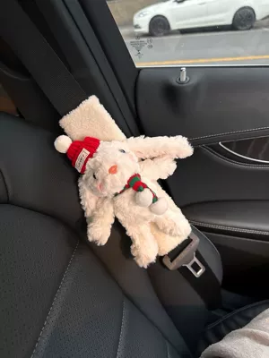 Rabbit car seat belt shoulder pad anti-collar protective cover car ornaments cute plush girl car interior (Sürətlər qutusu və əl tormozu başlıqları) - lamb-velvet-shoulder-cover-red-english-hat-christmas-scarf-long-eared-white-rabbit