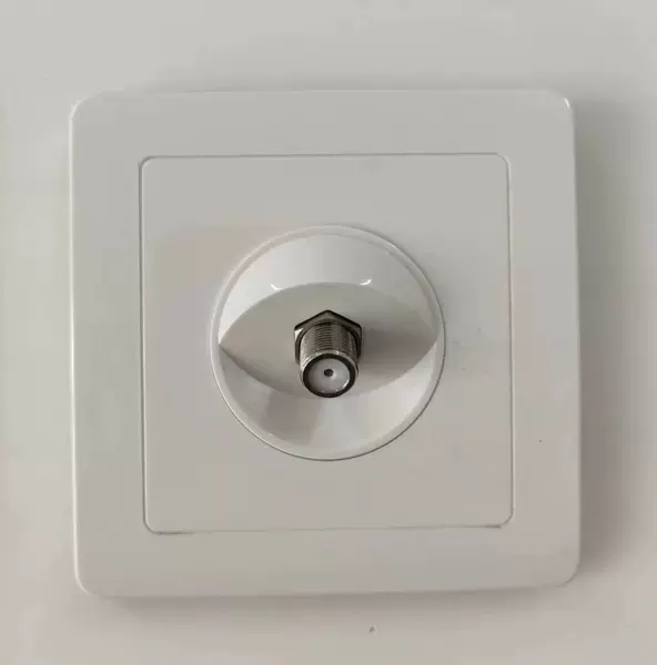 Satellite socket