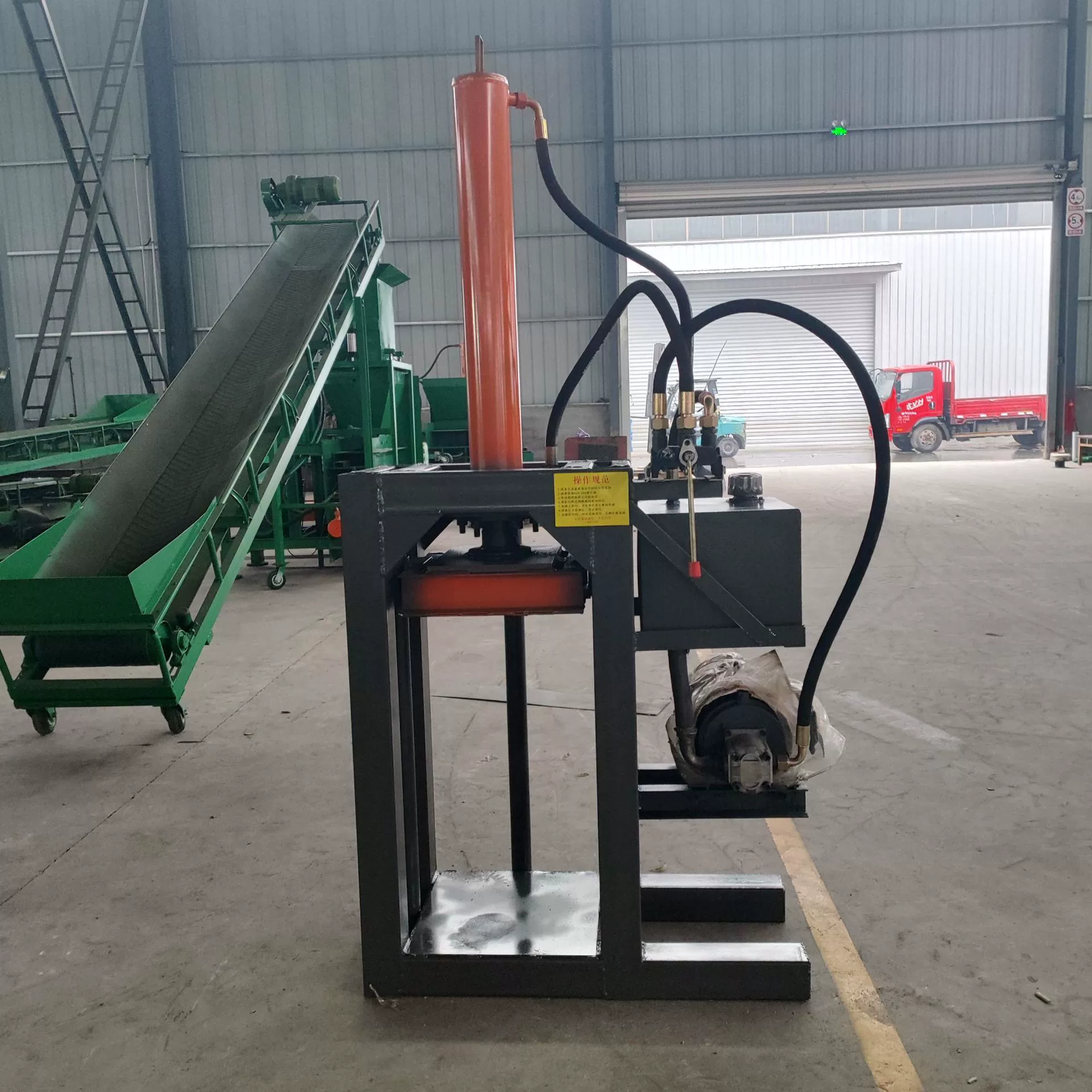 Небольшой ковш с краской сжатие плоский пресс-машина вертикальный железный ковш