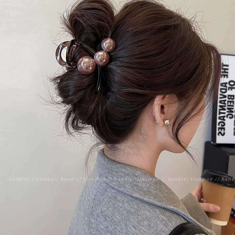 Elegante temperamento de perlas clip de cabello de tiburón clip de cabello de tamaño medio para mujeres 2025 nuevo estilo detrás de la cabeza de alta sensibilidad adornamiento para el cabello