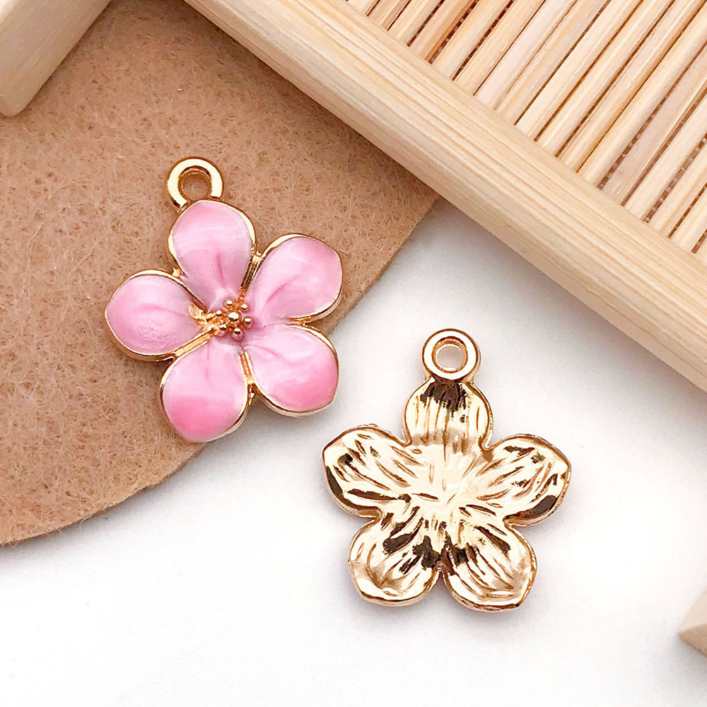 Colgantes esmaltados de flor de cerezo y margarita