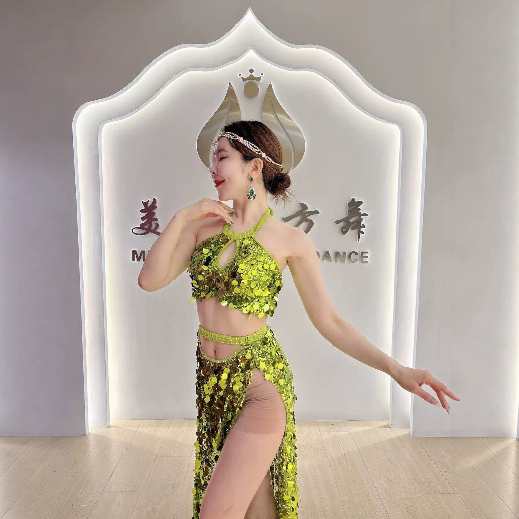 Cross-border supply of belly dance green halter-neck mermaid sequin set, oriental dance, super sparkly sequins, separate top with built-in bra