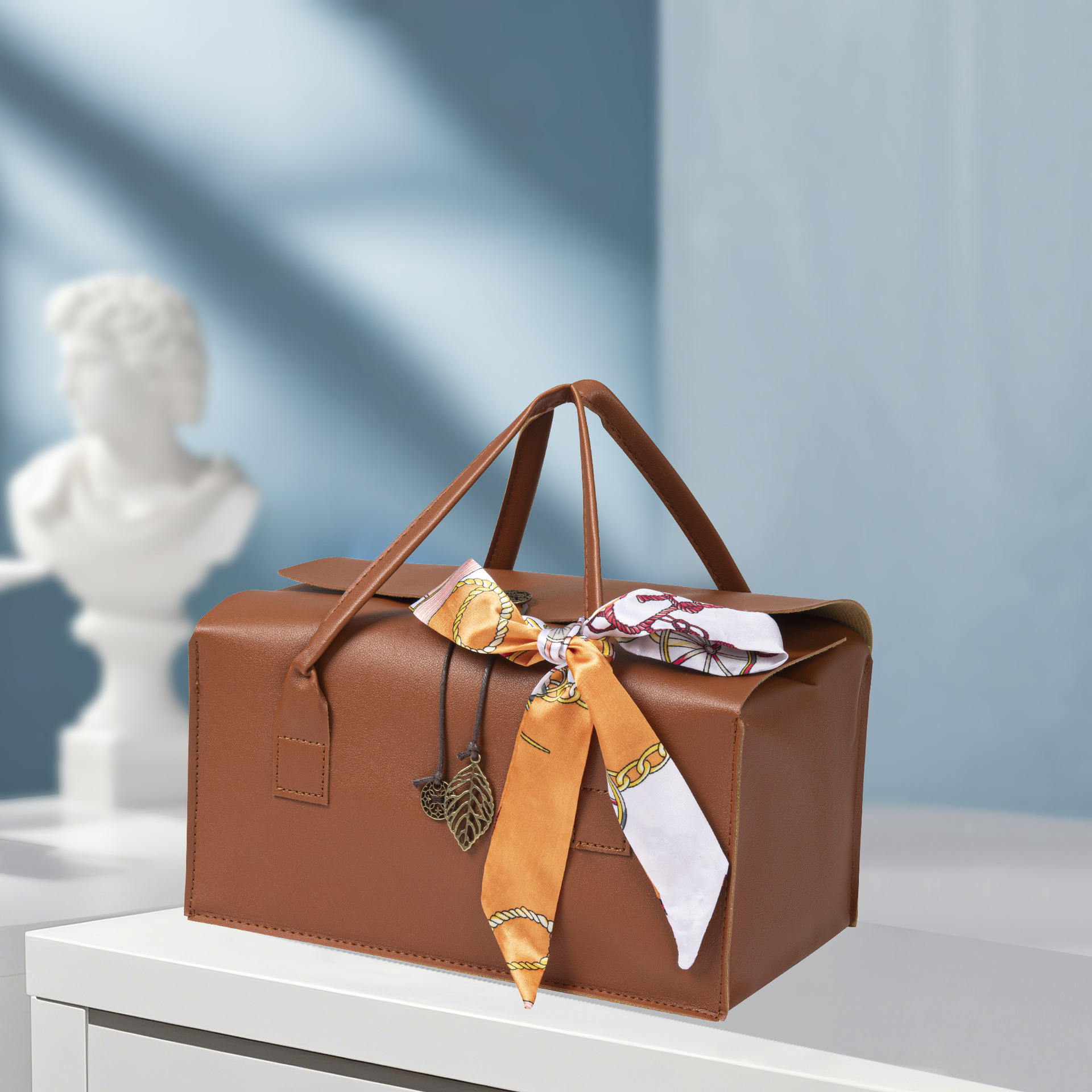 Коричневый + шелковый шарф; длина 30*ширина 17*высота 14см