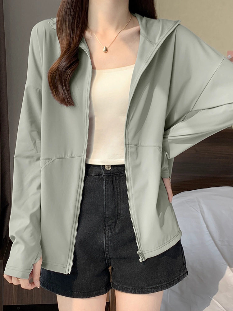 Летняя тонкая и легкая солнцезащитная одежда для женщин 2025 новый ледяной шелк против ультрафиолетовых лучей