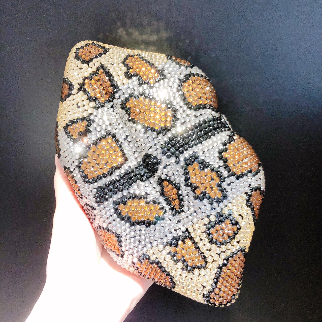 Túi clutch nữ cầm tay đính đá dạ tiệc họa tiết da báo viền môi — Vân báo chi tiết 10