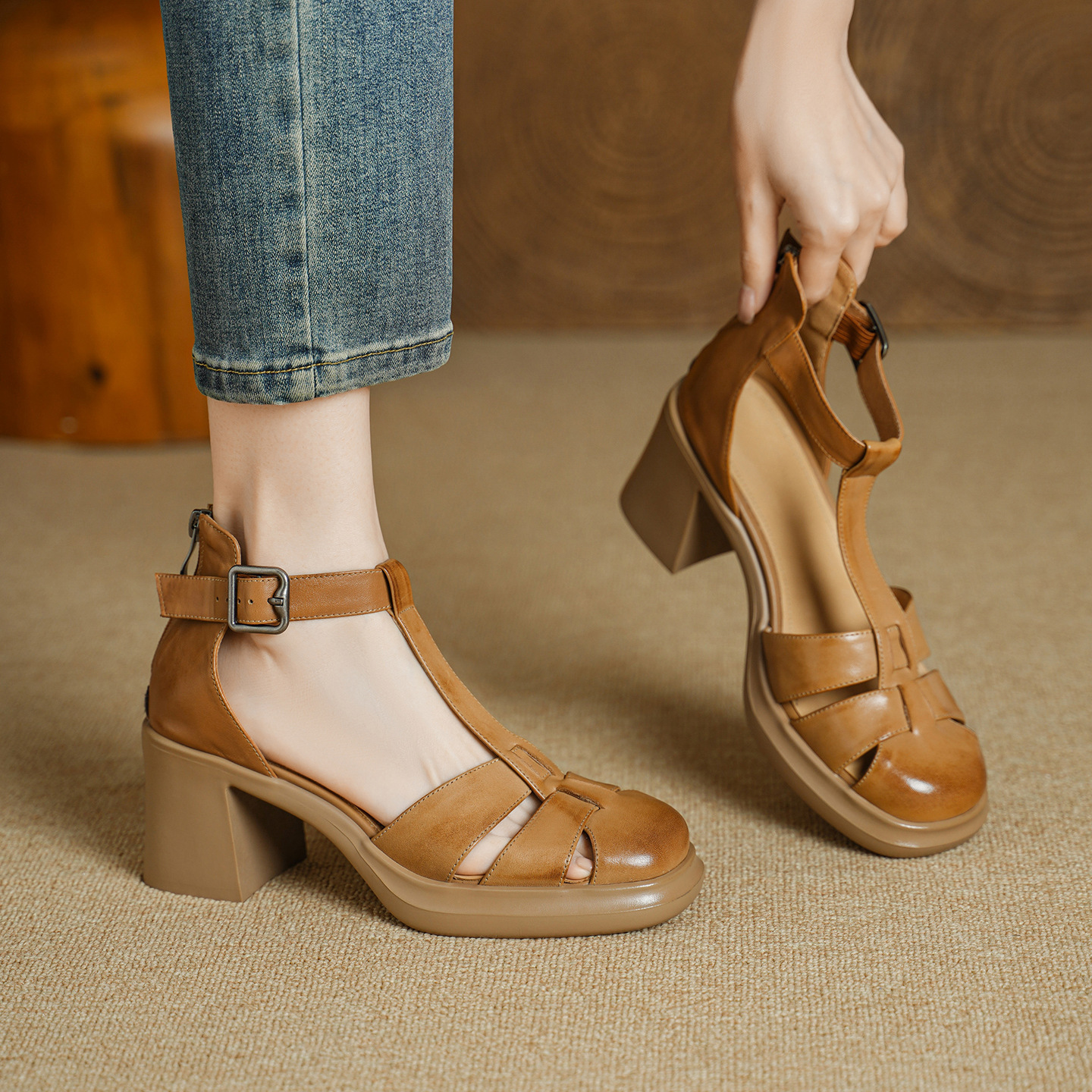 Sandal cao gót nữ phong cách La Mã, mũi kín gót kín, quai chữ T, gót 7.5 cm — màu trắng ngà
