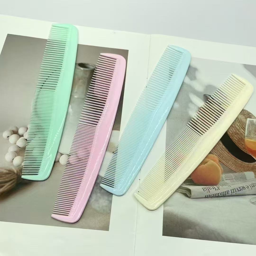 Гребень в форме полумесяца светлого цвета