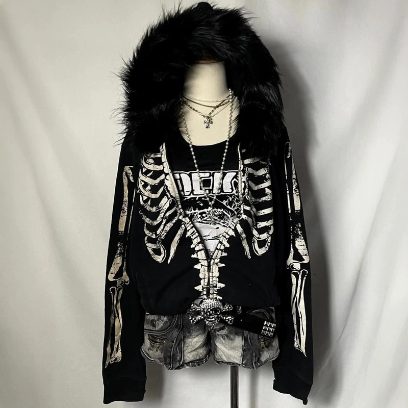 American retro-style, edgy, subcultural skull and skeleton print, oversized hooded sweatshirt with a large faux fur collar, fleece-lined, punk style, for autumn and winter American retro-style, edgy, subcultural skull and skeleton print, oversized hooded sweatshirt with a large faux fur collar, fleece-lined, punk style, for autumn and winter