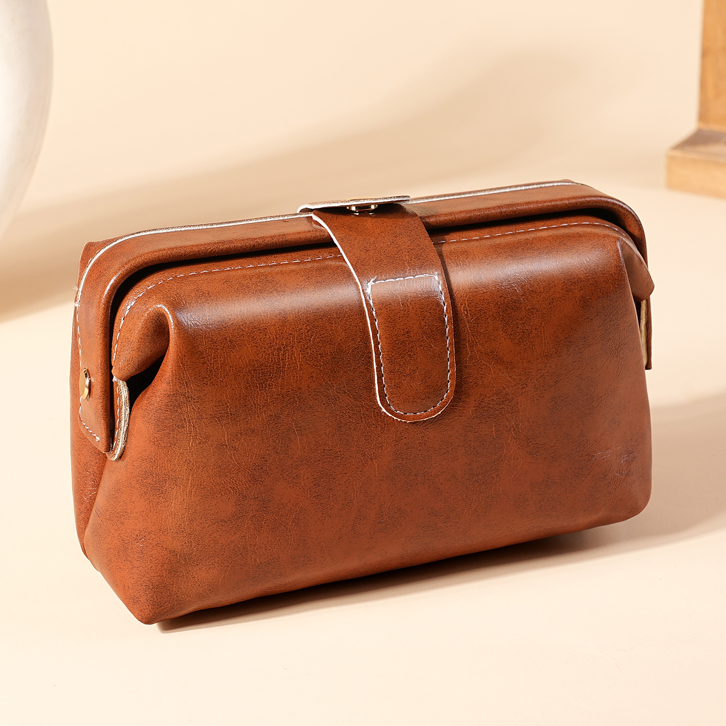 Bolsa de abrazadera de gran capacidad de salida, bolsa de maquillaje ligera de lujo, almacenamiento de cuero suave, bolsa de maquillaje impermeable de viaje de negocios