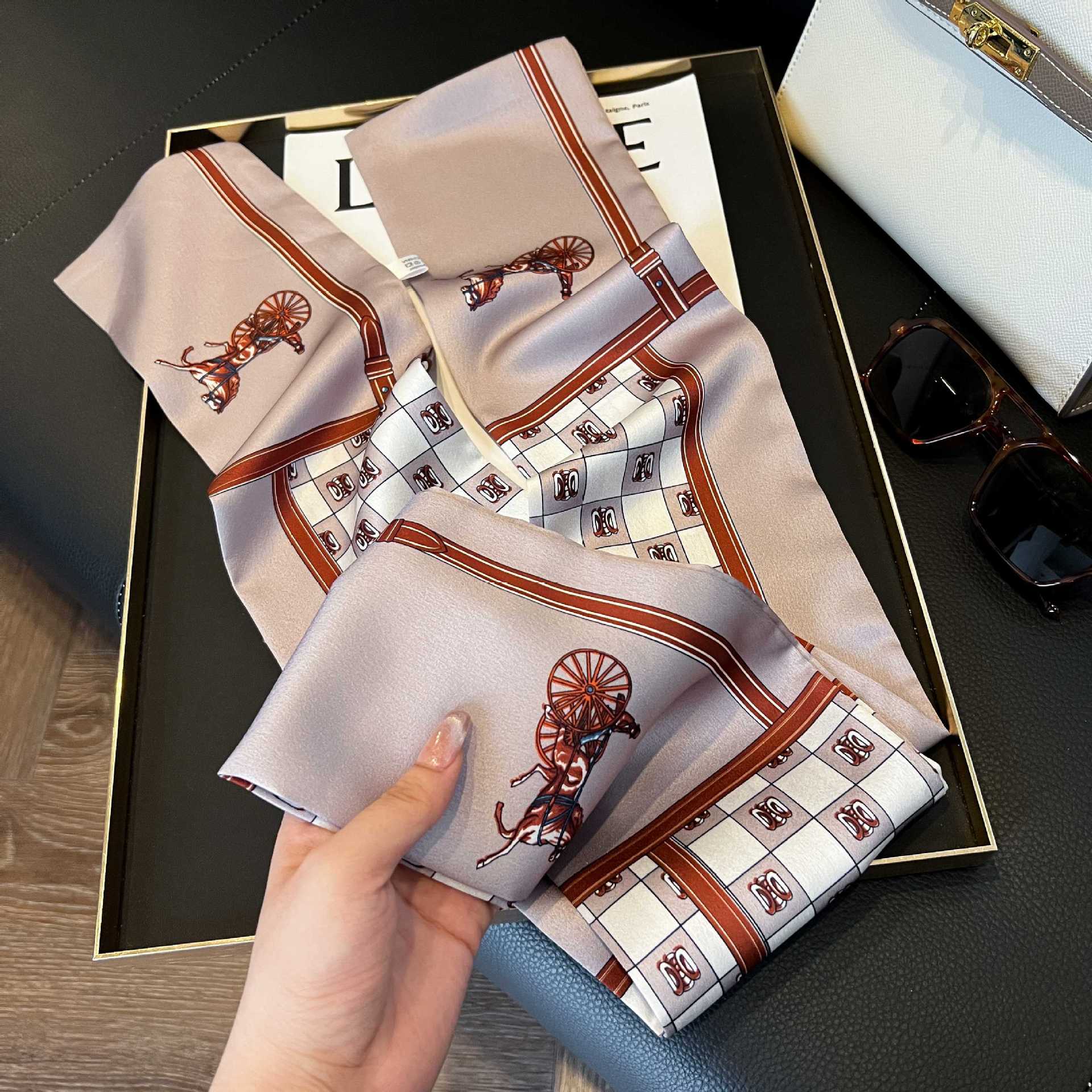 Nueva bufanda de seda pequeña banda larga estrecha para el cabello mujer estilo primavera y otoño moda madre bufanda estilo verano estilo fino serpentina bufanda al por mayor