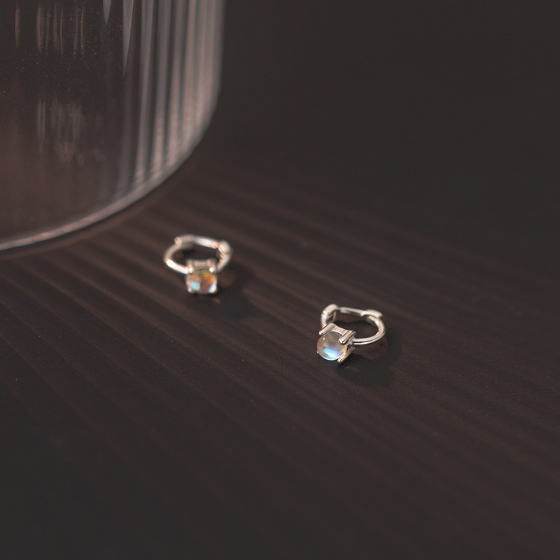 Eloch S925 plata coreana simple cuatro garras sintéticas esmaltado pernos de orejas de verano pequeño temperamento orejas M00437