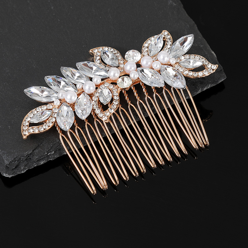 Peigne orné de cristaux, perles dorées et strass, bijou de coiffure de mariée, style transfrontalier européen et américain. Ornement en cristal, perle dorée, peigne à strass. Cheveux de mariée_voghion.com