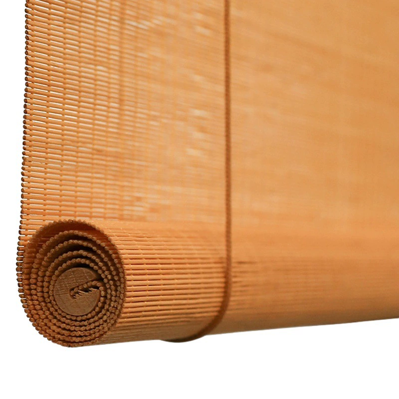 Жалюзи в японском стиле с бамбуковыми шторами на балконе