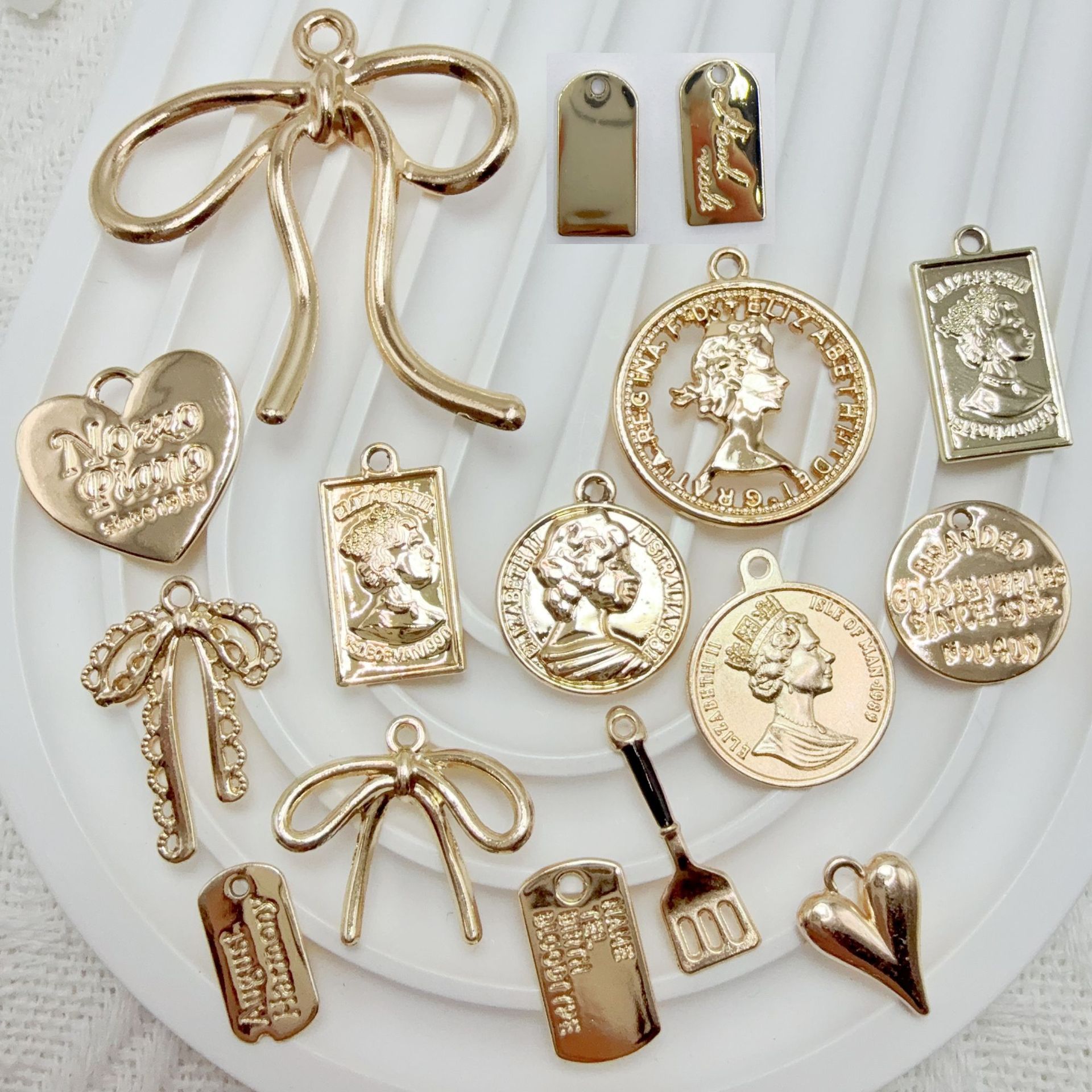 DIY饰品配件金色吊牌系列合金挂件耳环钥匙扣吊坠ins女头牌挂坠项