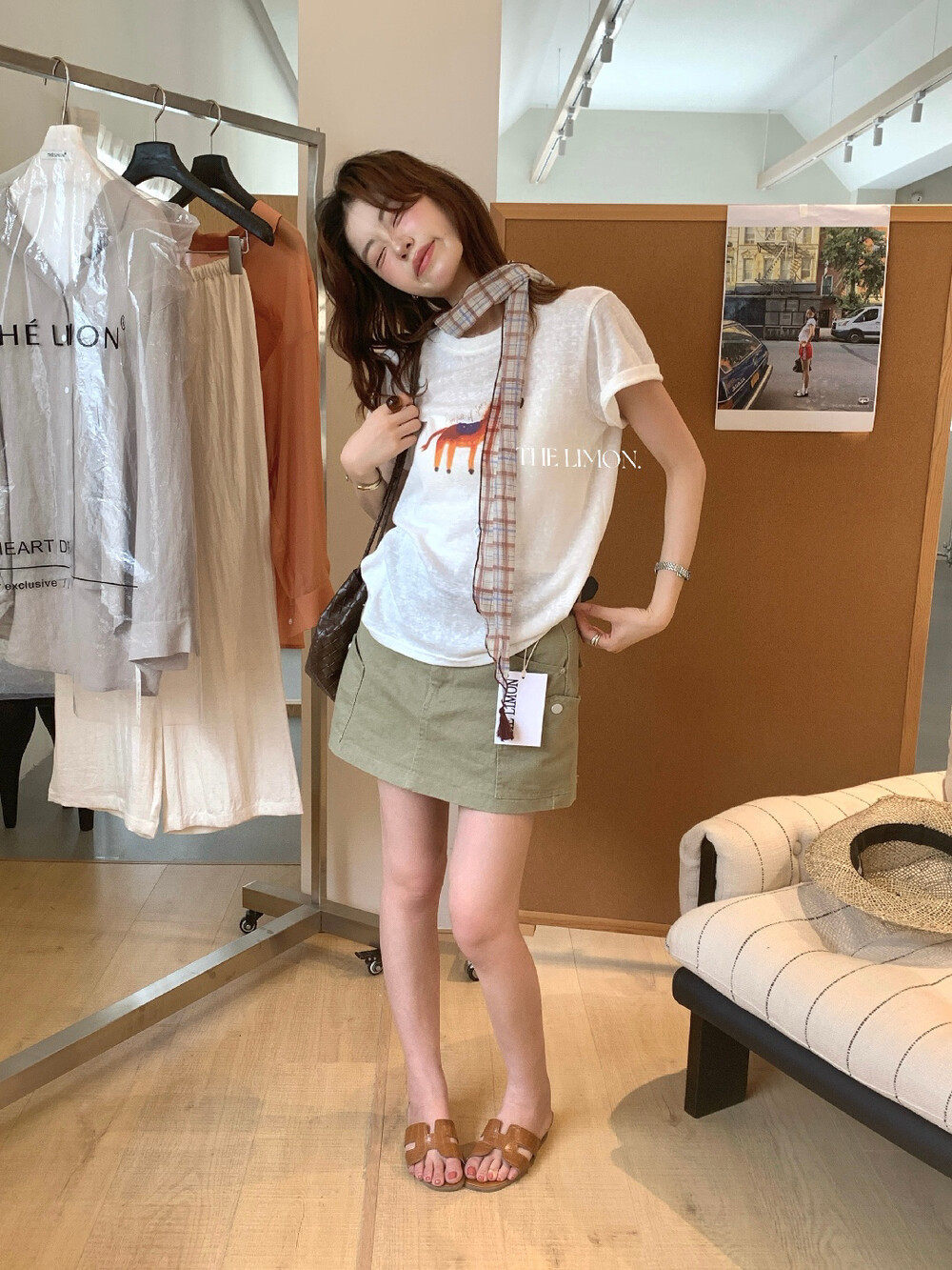 Áo thun nữ cổ tròn tay ngắn in hình ngựa hoạt hình kèm khăn lụa — Xám cacbon, màu trắng, màu kaki chi tiết 35