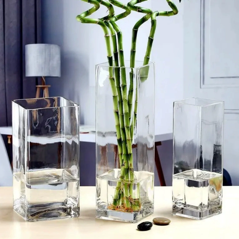 Высокая креативная прозрачная квадратная ваза с богатой бамбуковой цветочной композицией и лилиями для дома, гостиной, из высокоборосиликатного стекла.