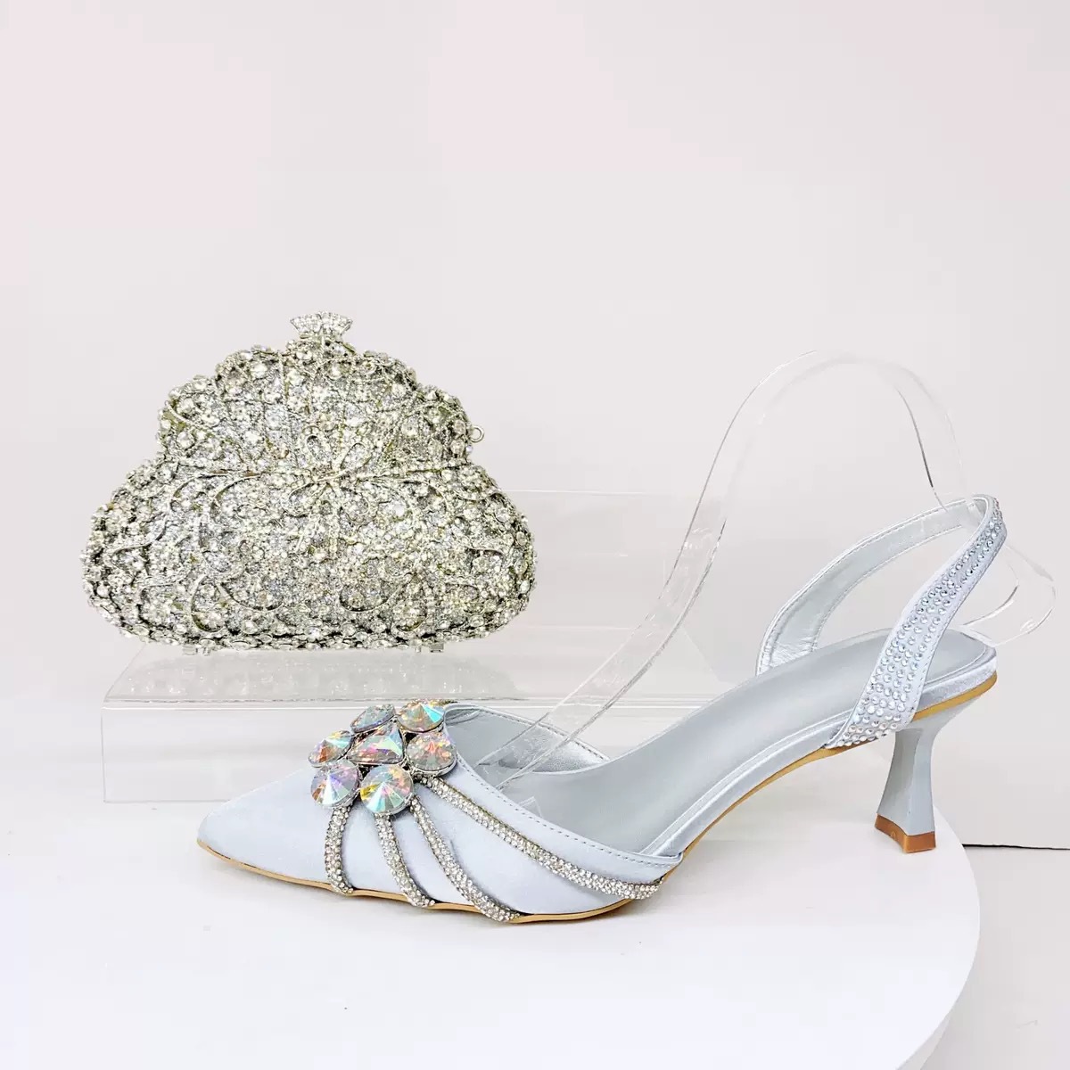 Eleganti sandali stiletto da donna con cristalli da cerimonia_voghion.com