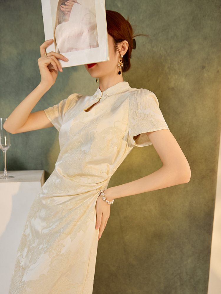 Váy dài sườn xám cổ đứng thêu hoa phong cách Trung Quốc mới — Màu trắng be