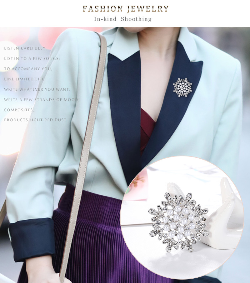 Wholesale Korean Style Pearl Flower Alloy White Rhinestone Brooch Nihaojewelry display picture 4