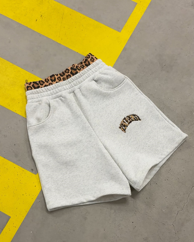 ヨーロッパとアメリカのy2kヒョウ柄文字刺繍ストリートカジュアルパンツ、男性と女性用、多用途のフード付きスウェットシャツ、スウェットパンツ、ショートパンツスーツ|undefined