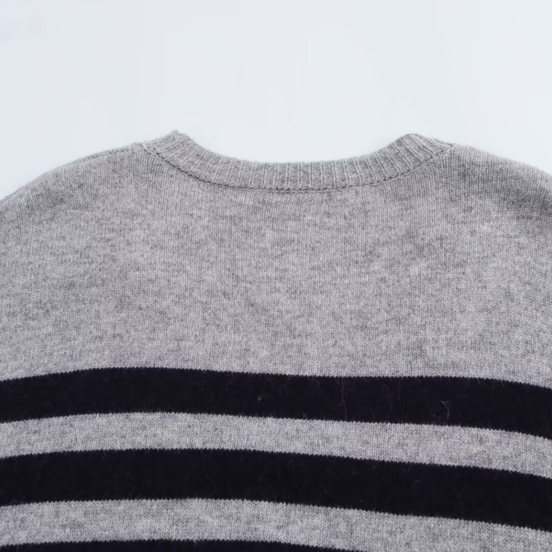 Damenbekleidung 2024 Herbst und Winter neue Mode V-Ausschnitt gestreifte Strickjacke Langarmpullover_voghion.com