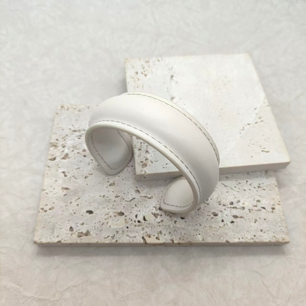 革の極めてシンプルなオープンブレスレット