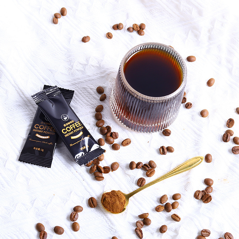 青い山の黒いコーヒーの震える音は商品を持っています。|undefined