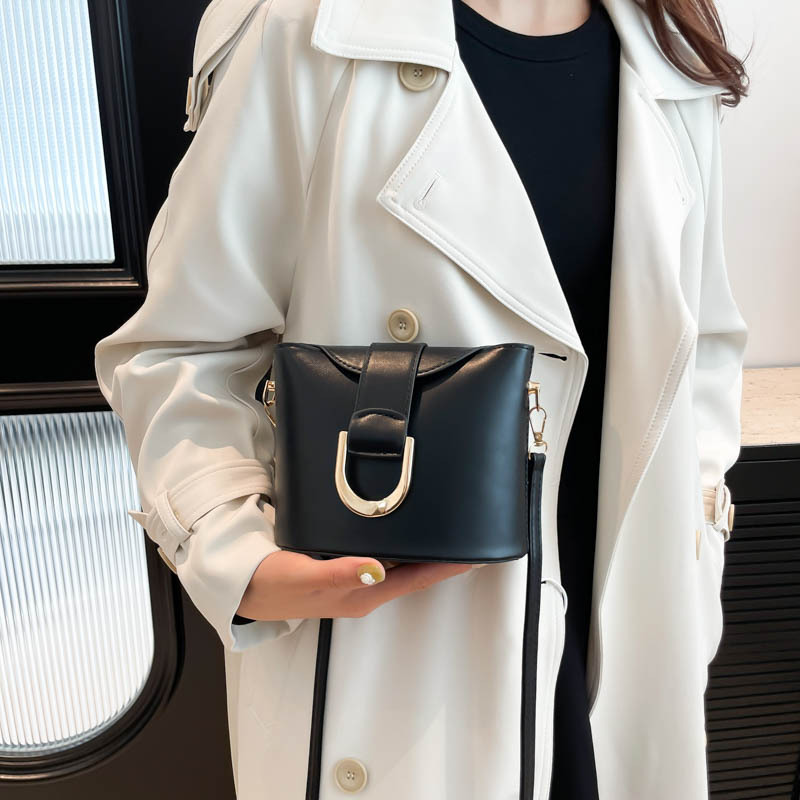 Bolsa de hombro de nicho, bolso de cinturón de cerradura retro, otoño y invierno de 2024, nuevo bolso de balde de tendencia de mujer.