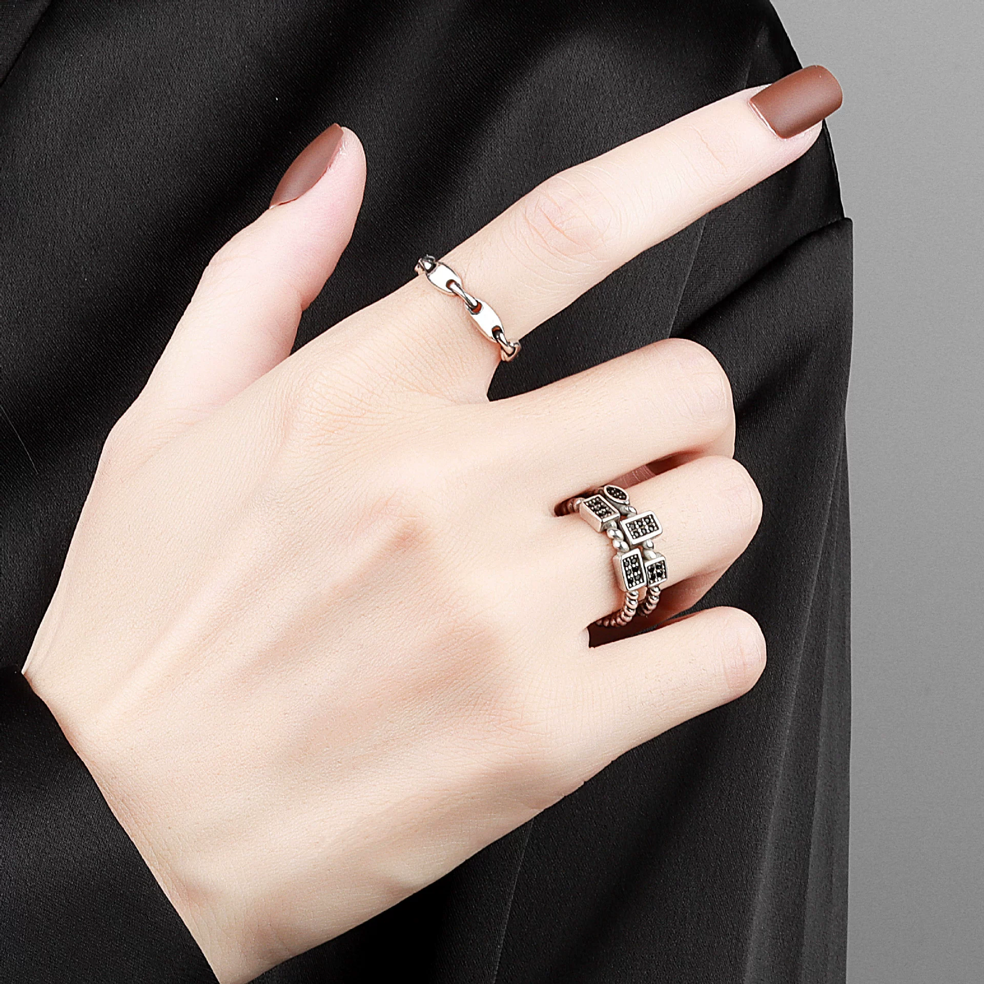Retro brand ring hip-hop style, Japanese and Korean, simple and elegant design, on index finger
