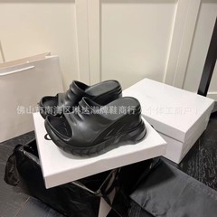 2025夏の新型の一字は厚い底のハイヒールのスリッパの女性のビスケットの底を持って高くなります。