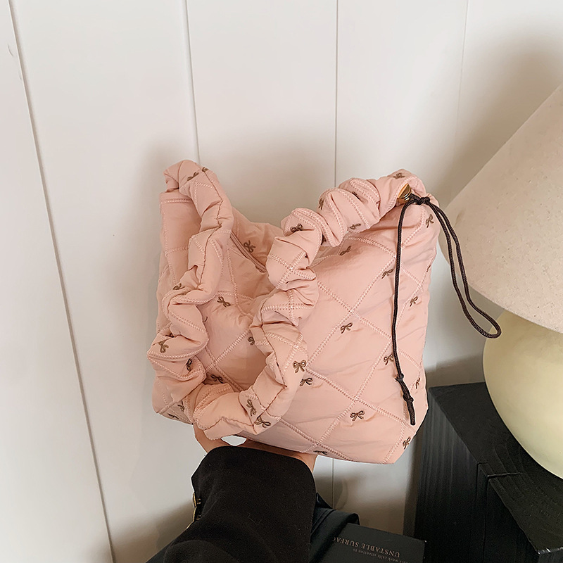 Otoño y invierno de gran capacidad para mujeres 2024 nuevo diseño de arco de bordado ligero de hombro mochila de viaje bolsa