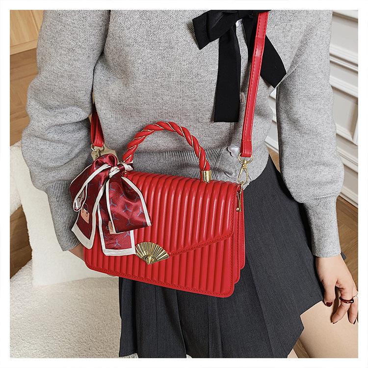 2021 Winter New Korean Fashion Simple Messenger One-shoulder Small Square Bag display picture 5