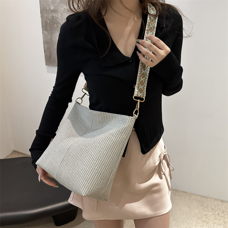 Bolso 2024 nuevo temperamento de verano de alto nivel de hombro bolso de balde de borde ancho de gran capacidad bolso de nicho de mujer