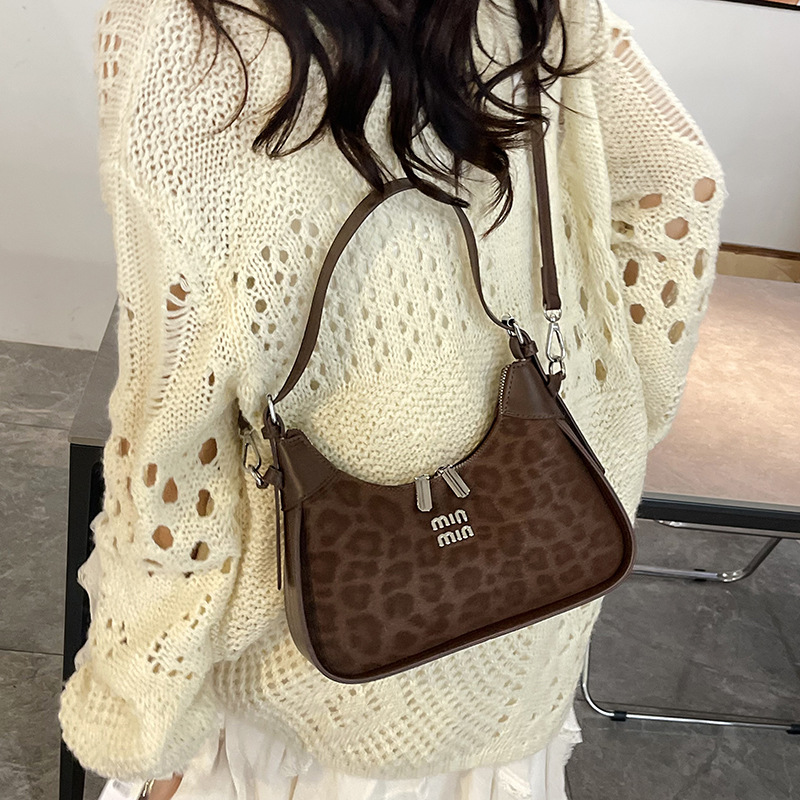 Niche Zhong bolso de brazo de diseño mujer 2025 nuevo estilo de alta sensación de bolso de hombro universal de moda con patrón de leopardo mochila