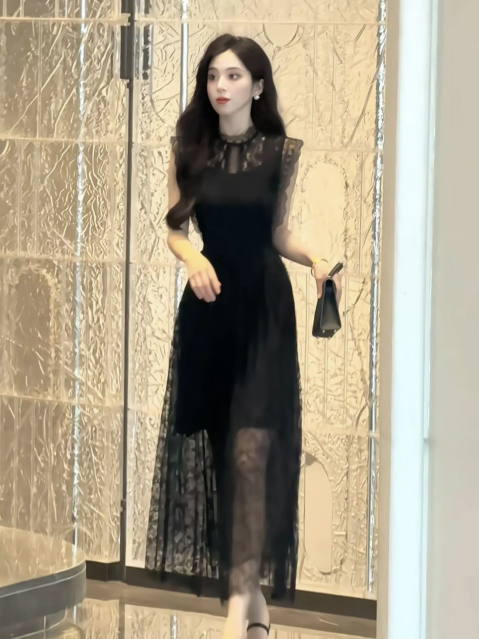 Đầm suông nữ midi thiết kế thanh lịch tay ngắn cổ tròn — đen