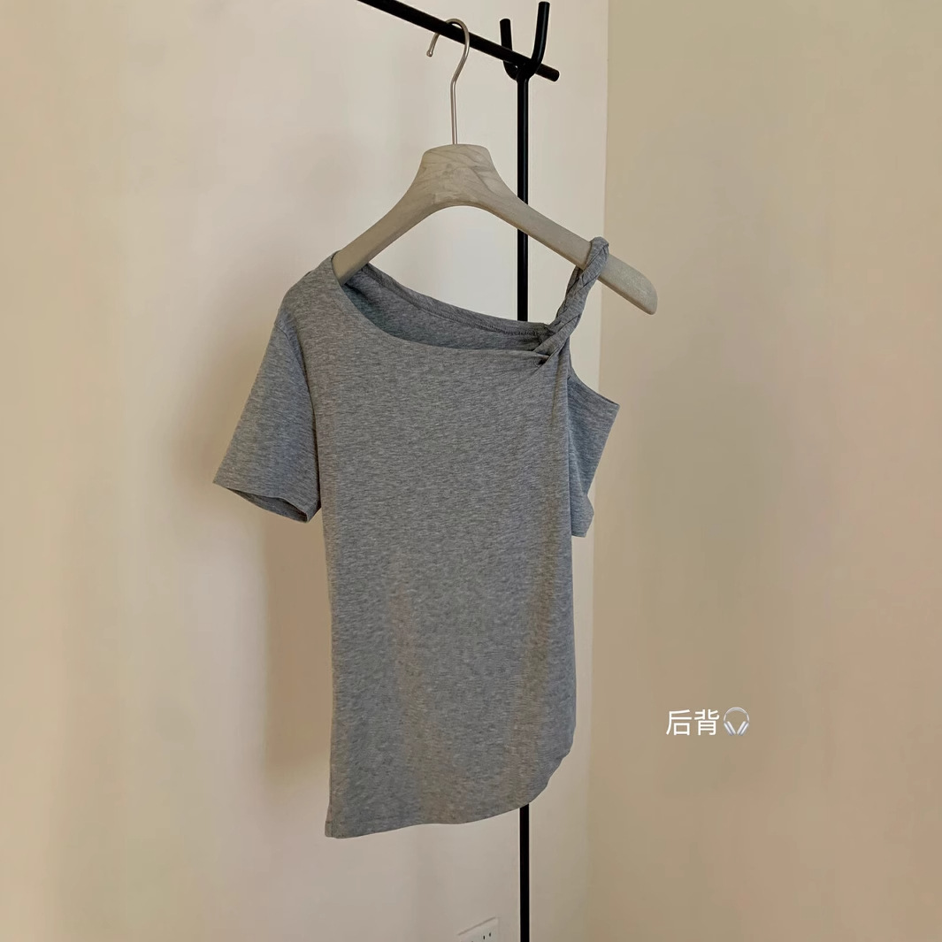 WGWE Camiseta coreana de manga corta Xia retorcido hombro inclinado cuello de una palabra método de uso múltiple diseño sentido camiseta de papel W5779