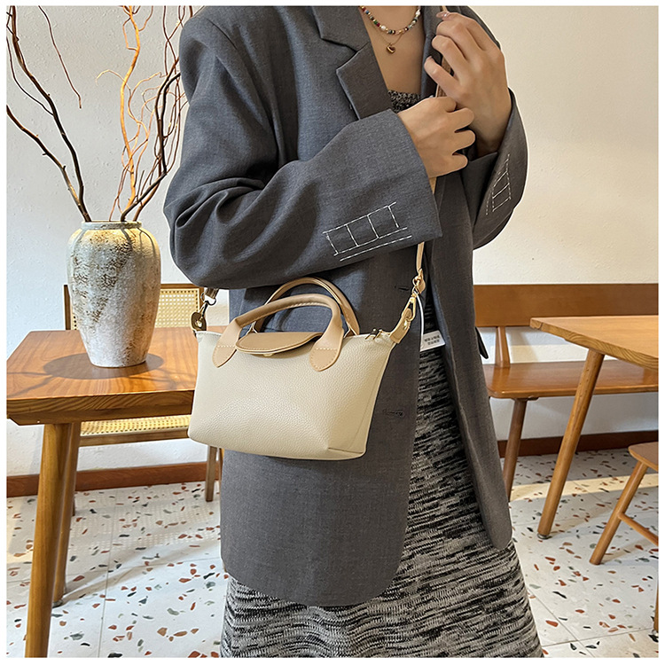 The new 2024 autumn/winter collection of handbags featuring a niche soft skin dumpling bag, color-blocking and patchwork single-shoulder bag, crossbody bag and commuter women's bag undefined