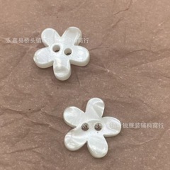 新しい花の二眼は貝の真珠の光の樹脂のボタンの甘い美風のシャツのカーディガンのニットのワンピースの装飾のボタンをまねます。