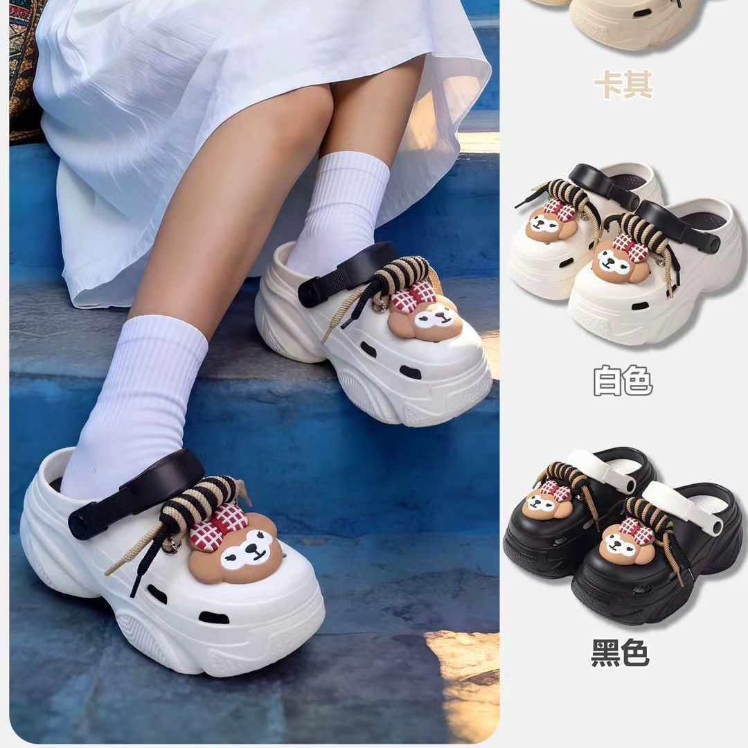 高级感时尚可爱绑带卡通双色厚底包头洞洞鞋夏季沙滩鞋软底凉拖鞋