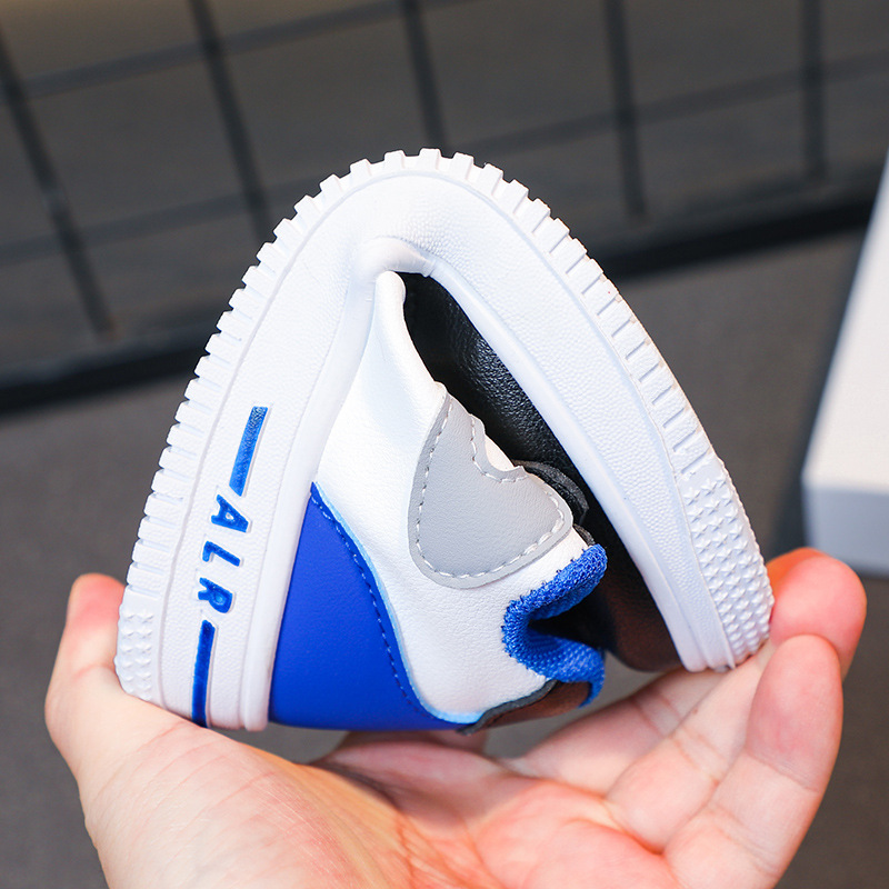 Calzado deportivo para niños, zapatillas de primavera, zapatos blancos para niñas, zapatillas de color transpirables, 2025 primavera y otoño nuevo estilo, tablero para niños de mediana edad