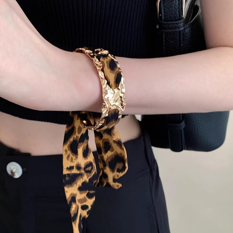 Sweet and Cool Y2K Leopard Print Ribbon Bracelet for Women, Vintage Niche High-End Fashionable Wristband, Versatile and Stylish Accessory