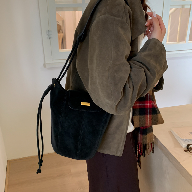 Bolsa de hombro coreana de estilo extranjero de gamuz, bolso de vestir, bolso inferior de mujer otoño-invierno 2025, nuevo nicho retro bolso de cubo de transporte