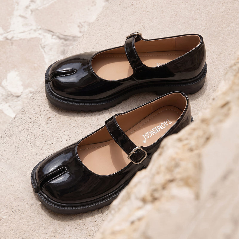 Giày Mary Jane mũi tròn tách ngón, quai ngang, đế dày tôn chiều cao, gót 3–6 cm — đen