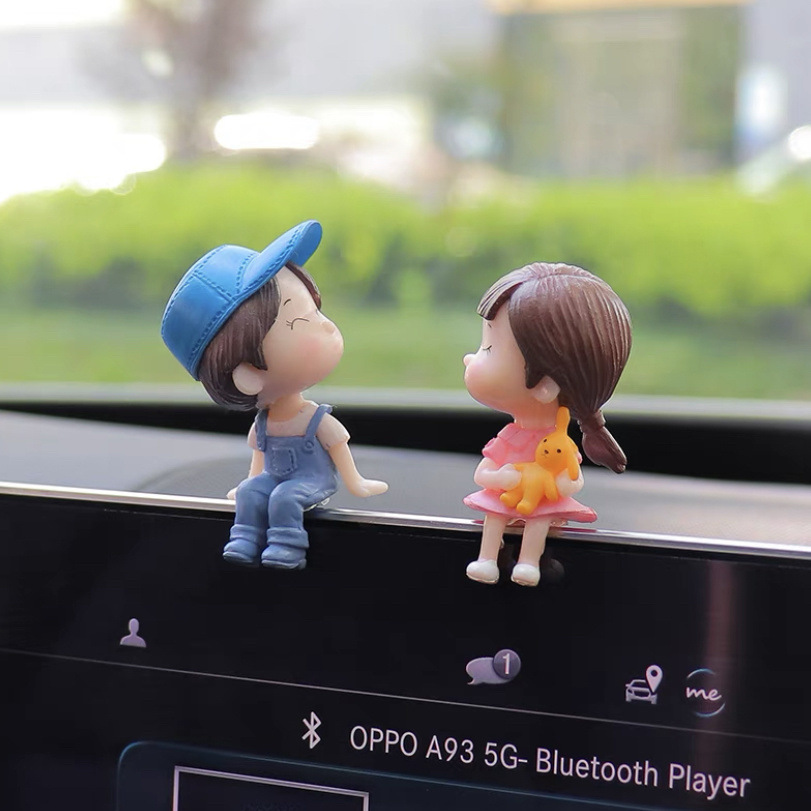 Adornos de coche de celebridades de Internet al por mayor accesorios de coche lindo beso pareja muñeca decoración de coche eléctrico mujer